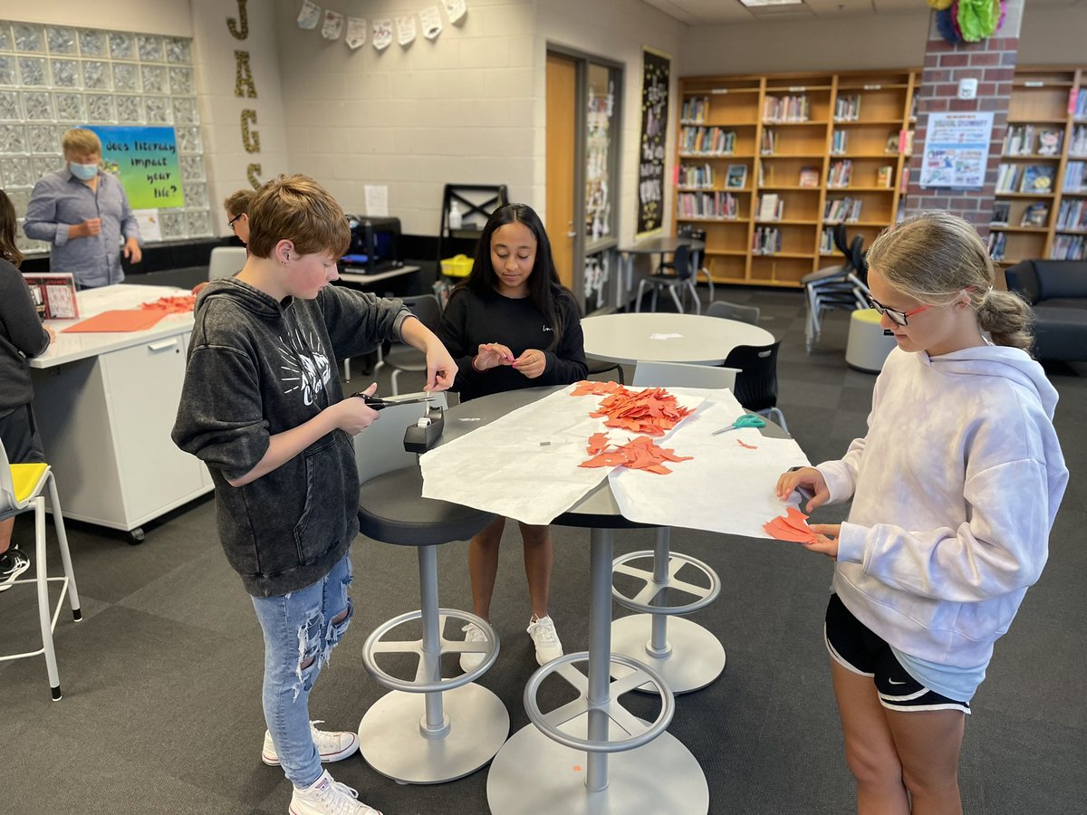 Library_ACMS's tweet image. Adding the final touches to our book fair decorations! #diadeloslibros