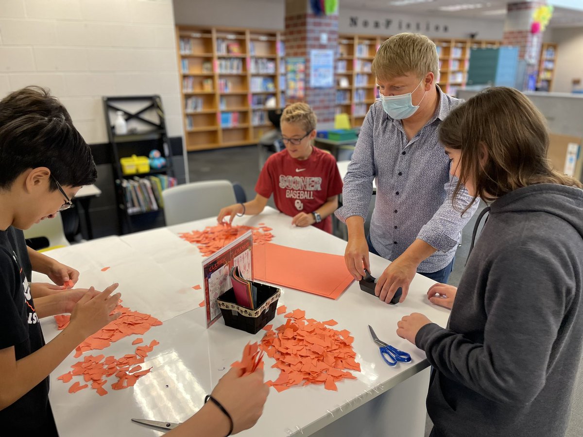 Library_ACMS's tweet image. Adding the final touches to our book fair decorations! #diadeloslibros