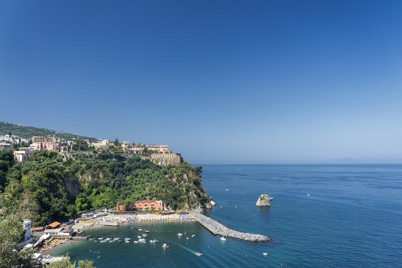 Author Interview You Definitely Don't Want to Miss: Talking About the Wine and Soul of #Italy with <a href="/robertcamuto/">Robert Camuto meets... wine, food & life in Europe</a> bit.ly/3oDb3SO by <a href="/silvia_writer/">Silvia Donati</a>