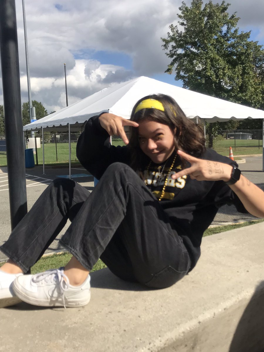 the yellow in the outfit is for us! #lancerspirit25