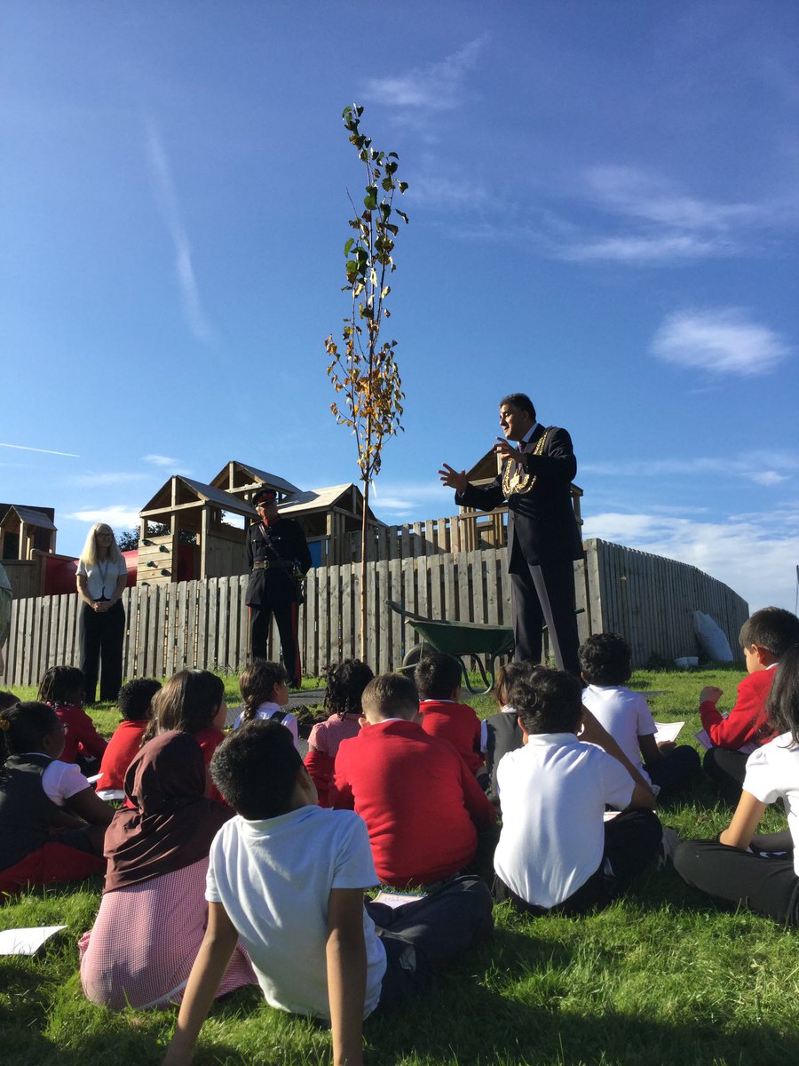 blenheimschool's tweet photo. The Lord Mayor of Leeds @LordMayorLeeds and Deputy Lieutenant @TimHare16 spoke to the children before planting the tree
@QGCanopy #leedsforlearning https://t.co/FwFj0qynVX