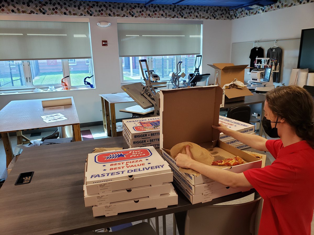 Eagles ink - Celebrating student success with a pizza 🥳 

Congratulations to our 2nd and 5th period Eagles ink classes for achieving Academic success in the month of September.