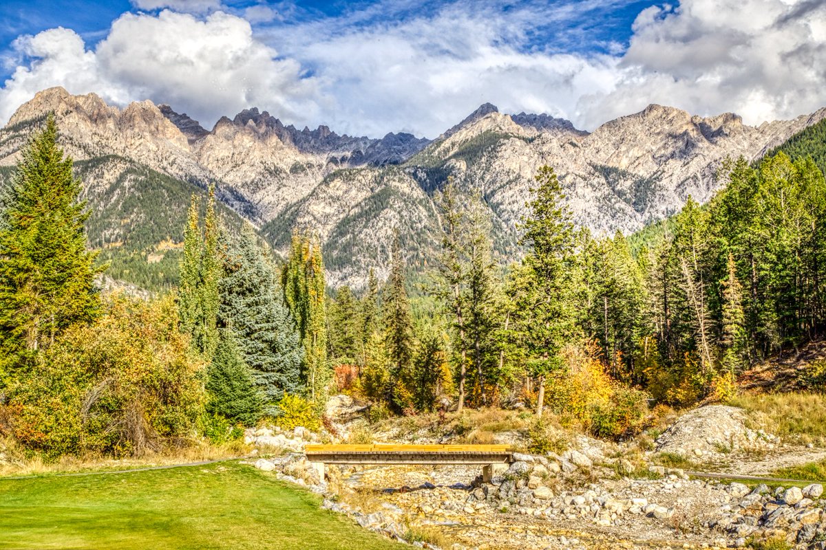 FHSresort's tweet photo. Mountainside Magic !! ππβ°οΈβ³
#MountainsideGolfCourse #MountainsideVacationVillas #FallColours #FHSRmemories #FairmontHotSpringsResort #KootenayRockies #CanadianRockies #ColumbiaValley
π· @ChrisConwayca https://t.co/FESXSTHXBm