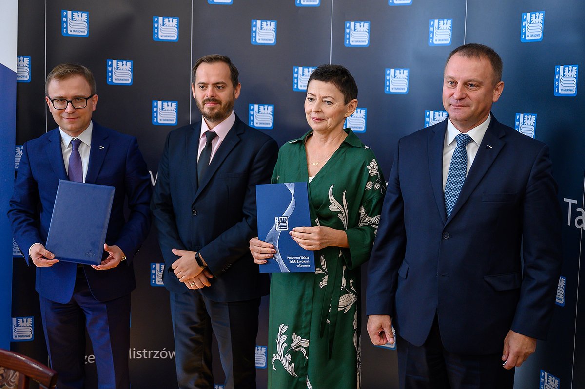 Grupa_Azoty's tweet photo. 🎓 Rozpoczęliśmy współpracę z Państwową Wyższą Szkołą Zawodową w #Tarnów. 
🤝 Nasza spółka i tarnowska #PWSZ zadeklarowały chęć prowadzenia wspólnych prac zmierzających do osiągnięcia synergii między światem nauki i przemysłu. 
➡ Więcej na https://t.co/o2CjUamRQ2
@GKadzielawski https://t.co/FhXqdrMK3i
