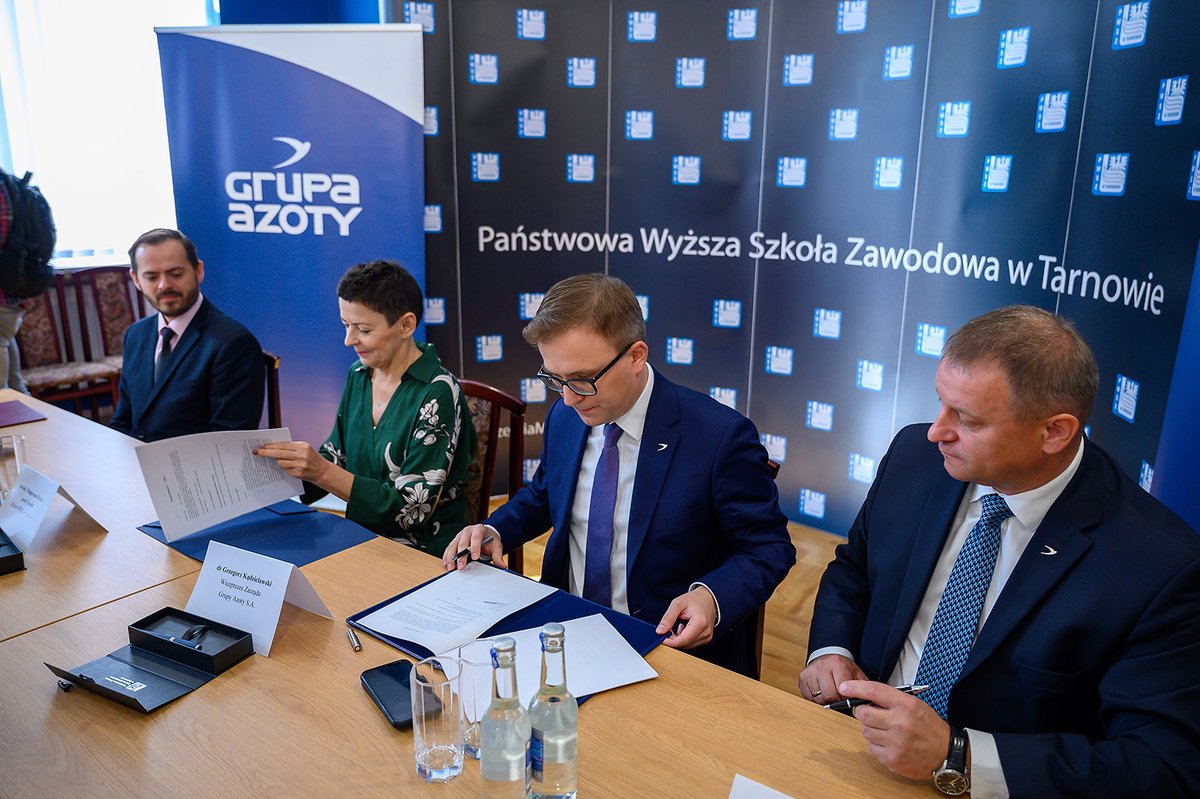 Grupa_Azoty's tweet photo. 🎓 Rozpoczęliśmy współpracę z Państwową Wyższą Szkołą Zawodową w #Tarnów. 
🤝 Nasza spółka i tarnowska #PWSZ zadeklarowały chęć prowadzenia wspólnych prac zmierzających do osiągnięcia synergii między światem nauki i przemysłu. 
➡ Więcej na https://t.co/o2CjUamRQ2
@GKadzielawski https://t.co/FhXqdrMK3i