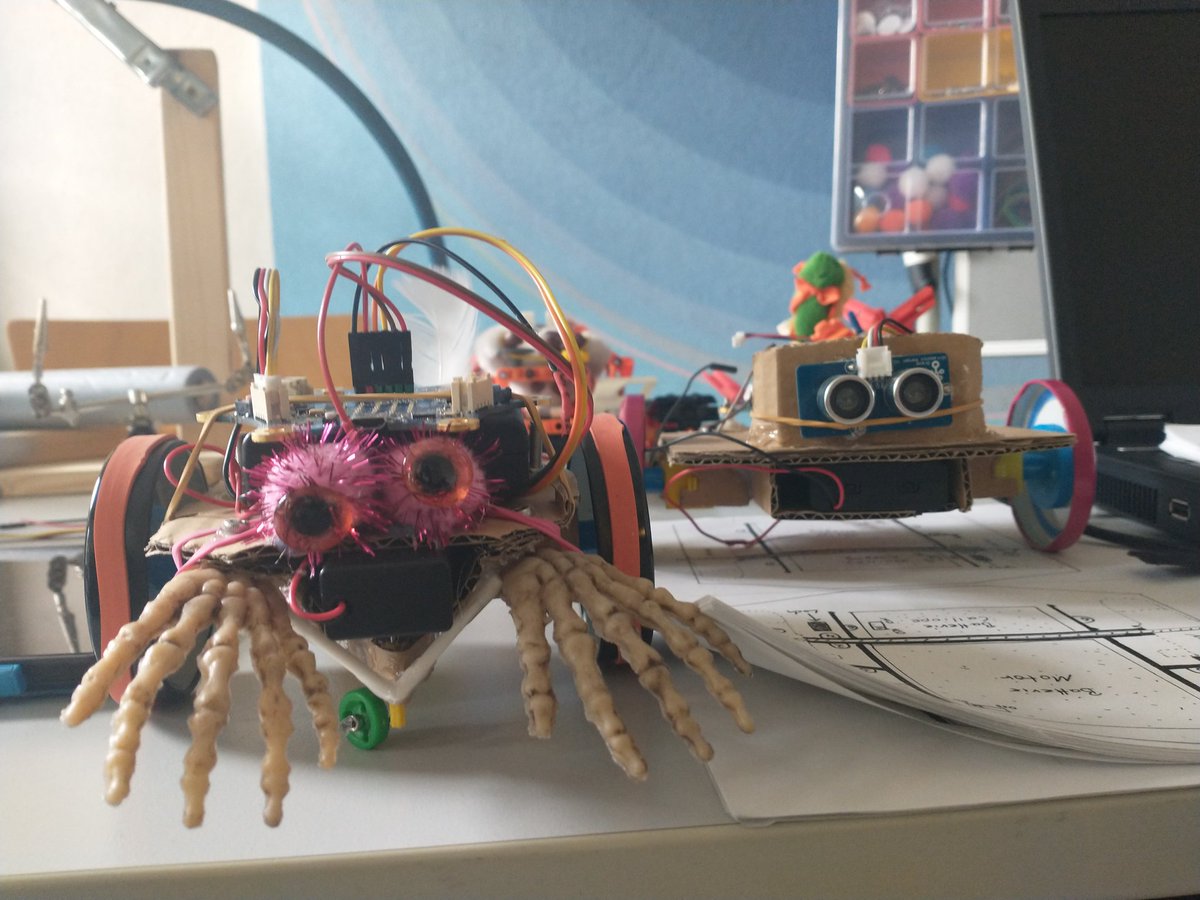 SonS_D's tweet photo. Die Pappbots sagen: Hallo! #sons2021 https://t.co/VVXDAImipR