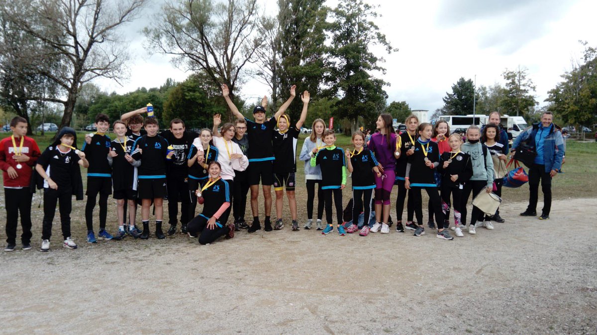 V_SCHOELCHER's tweet photo. Nombreuses furent les médailles, au raid de la Saline
Louée fut notre équipe, forte et adamantine
Avec alacrité, nous vainqueurs festoyons
Avec une grande fierté, nous vainqueurs pavoisons
#AScollegeschoelcher #raidUNSS @ArmandMirabel https://t.co/AWotK97sYI