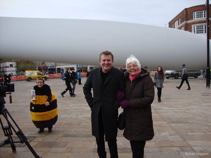 I love this photo where #jeanbishop appears to be photo bombing <a href="/realaled/">Aled Jones</a> in front of the <a href="/Siemens/">Siemens</a> Blade in the center of Hull during City of Culture ❤️