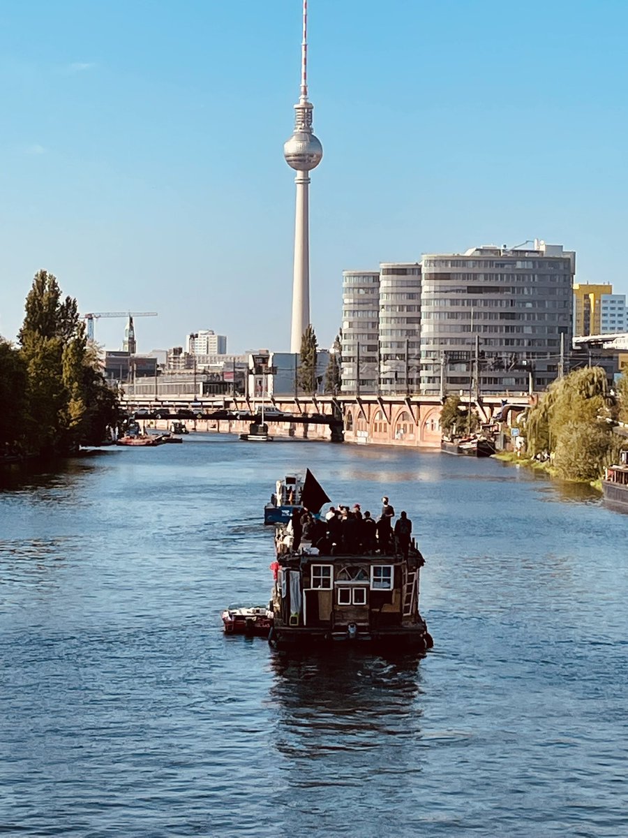 Die zwei Schiffe mit der #Zapatistas #ezln Delegation in Berlin ist jetzt auf dem Weg zur Demo.
Von allen Brücken gibt es zur Begrüßung viel Applaus.✊️
