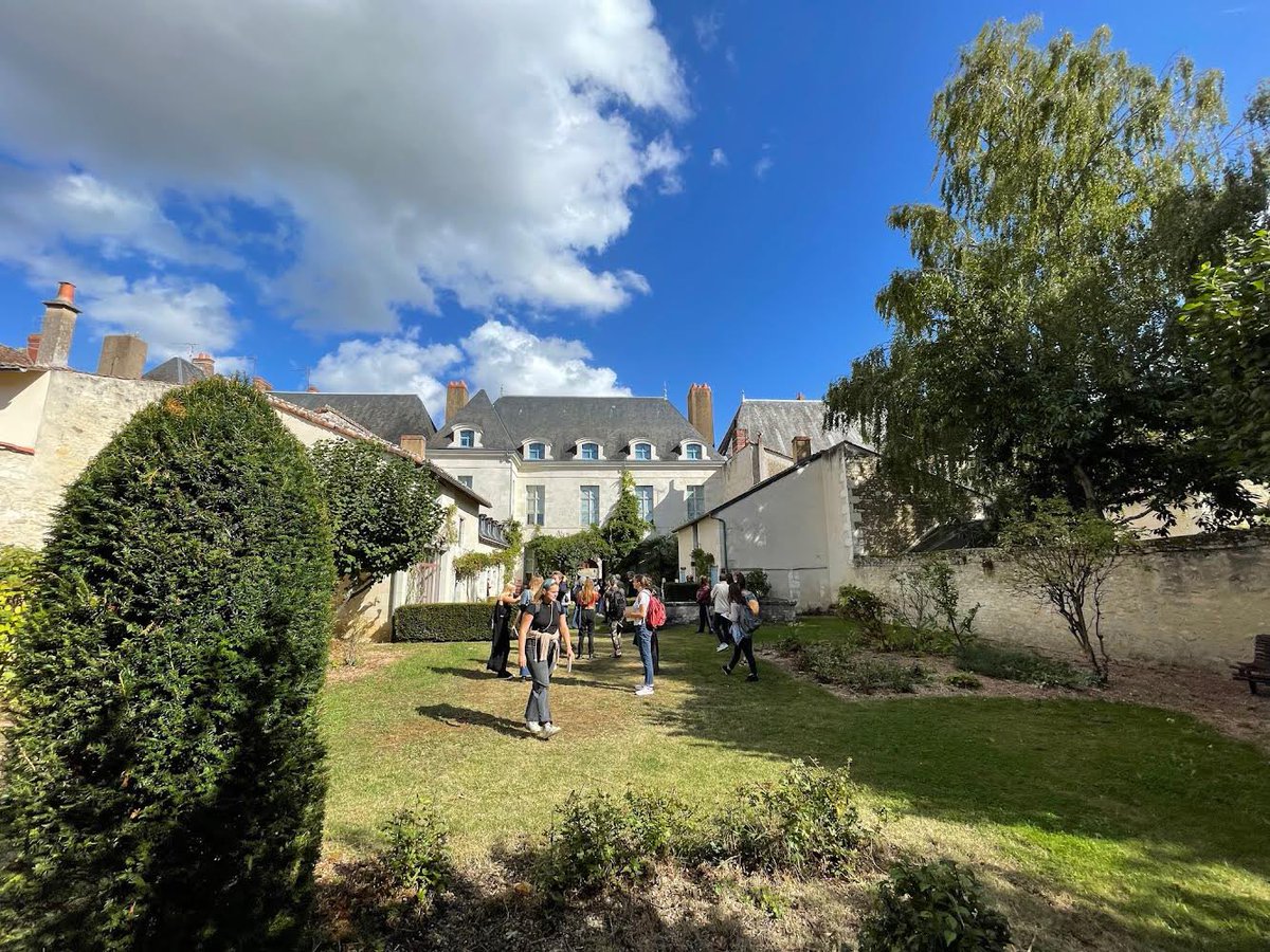 ensaama's tweet photo. Workshop inter-écoles #boulle #duperre #ensaama
Utopies Constructives à Richelieu
Accueil des étudiants en résidence. Réflexion autour des utopies architecturales dans le contexte des enjeux écologiques, patrimoniaux et sociaux interrogés par le festival Utopies Constructives https://t.co/Ur0bxchtxK