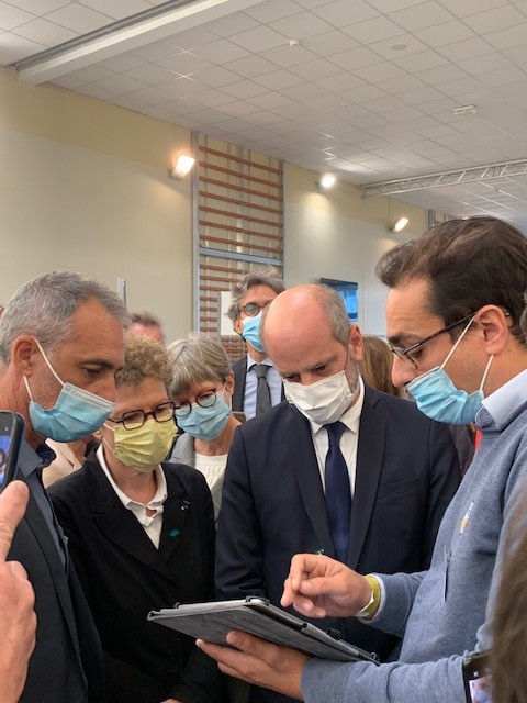 humanroads's tweet photo. 📣A l'#UniversitéEcoleEntreprise à #Poitiers, notre équipe présente un tout nouveau GPS des carrières au ministre @jmblanquer  !

Pensé pour et avec le @CampusBTPNumOcc, en partenariat avec @Onisep, ce GPS propose de découvrir une filière d'avenir ! #PIA3 #BTP #Data #IA https://t.co/VZEtEuaOoT