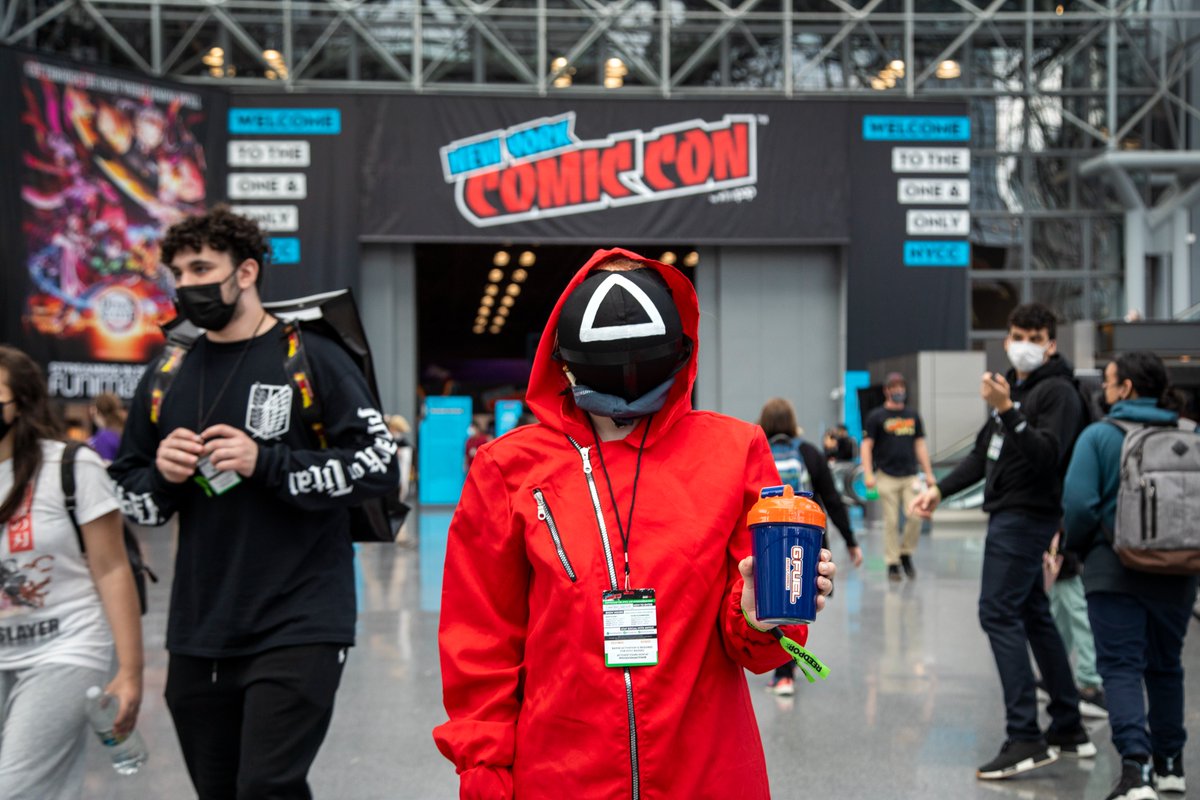 RT @GFuelEnergy: This guy went to #NYCC as the triangle button from a PlayStation controller. So cool. https://t.co/UFX4wCbNgm