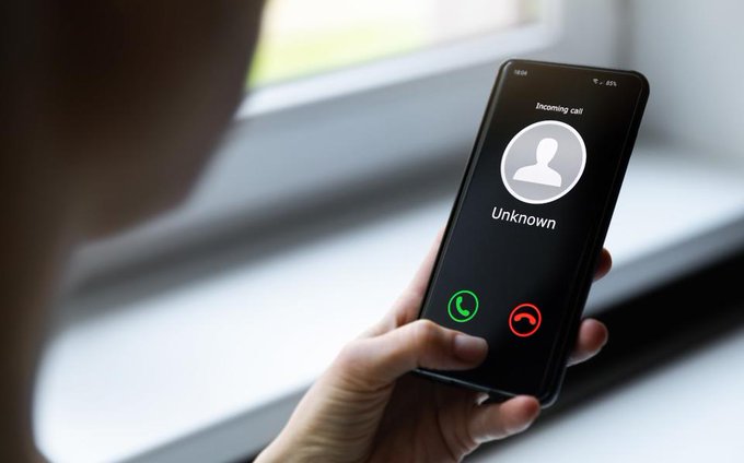 Er gaan nep-telefoontjes rond. Wat criminelen zeggen wisselt. Ze bellen op, zeggen dat ze van bedrijf X zijn, dat je BSN-nr wordt misbruikt, er een arrestatiebevel tegen je loopt of dat er wat mis is met je bankrekening. Het is een truc. Word je gebeld? Verbreek de verbinding.