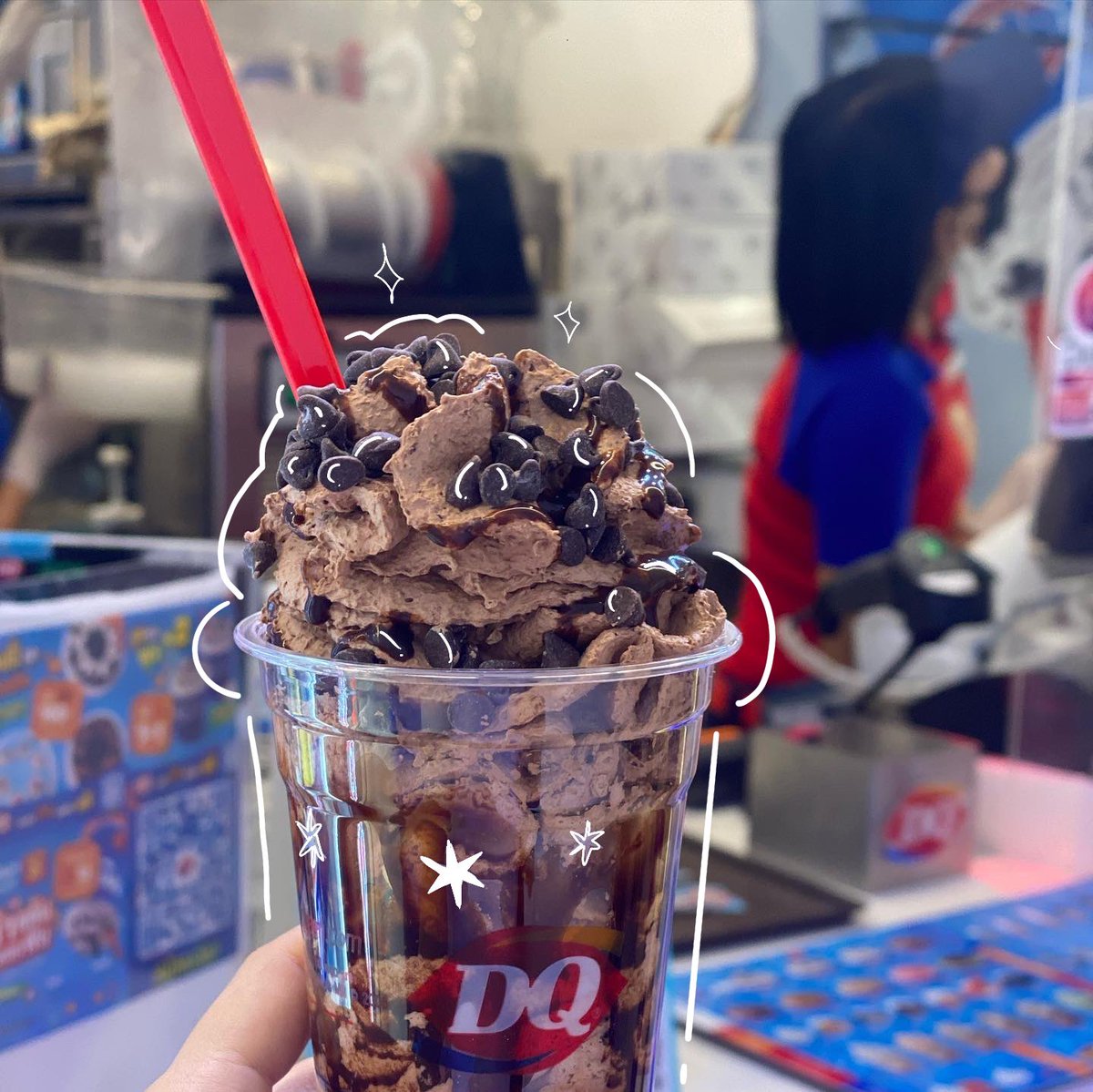 ununfah's tweet photo. ลองเมนูออกใหม่ของ Dairy Queen วิปครีมโอเวอร์โหลด ที่บอกเลยว่าถามมา2 สาขาของหมดจ้า 😂 สุดท้ายมาเจอที่พารากอน เมนูที่เราลองเป็นเมนูวิปช็อกโอเวอร์โหลดดับเบิ้ลช็อก ก็คือจะใส่วิปครีมช็อกแล้วราดซอสช็อก+วาฟเฟิลกรอบๆ อร่อย เนื้อวิปครีมเนียนนุ่ม ฟินนน #DairyQueenTH #วิปช็อก #โอเวอร์โหลด https://t.co/SOxnjtJXx1