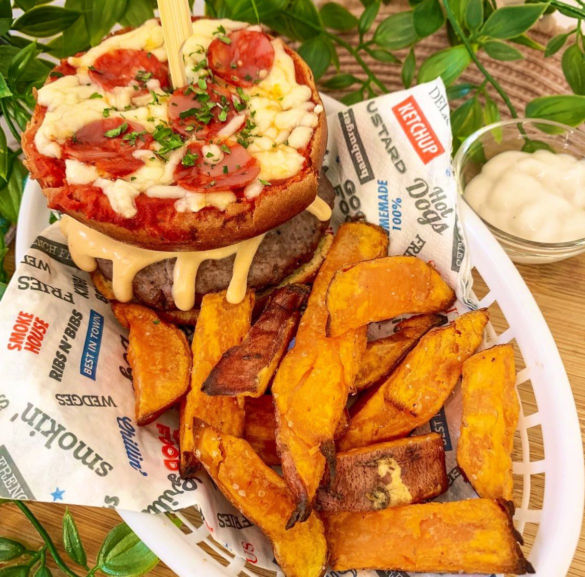 cheshirefarm's tweet photo. When you can’t decide between a pizza and a burger…
Choose BOTH!
Just over 500 calories, this pizza topped burger was served with our delicious Sweet Potato Chips👇
https://t.co/g6QMv6doxs
#foodie #foodies #foodblogger #pizza #burger #getyourcookon #cheshirefarm https://t.co/rcGOpqSpSs