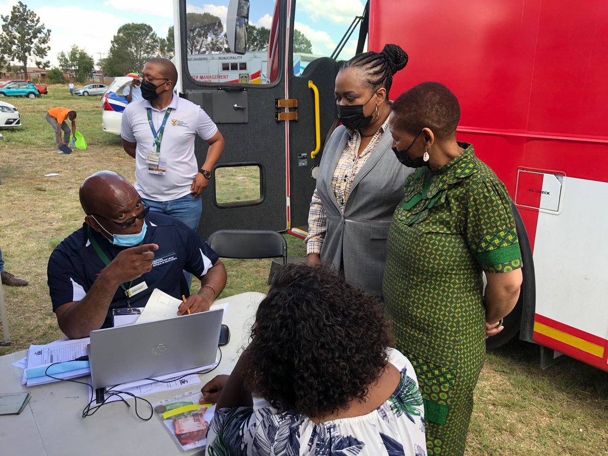 UIFBenefits's tweet photo. [PICS 📷] Deputy Minister of @deptoflabour, Ms Boitumelo Moloi, engaging clients &amp; officials in the #UIF mobile bus at Ithabeleng Secondary School in Wesselsbron, Free State province, today, 8 October 2021. https://t.co/IWTtOc0gjC