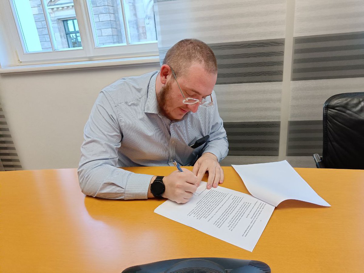 Moshe D. Barnett משה ד. בארנעט tweet media