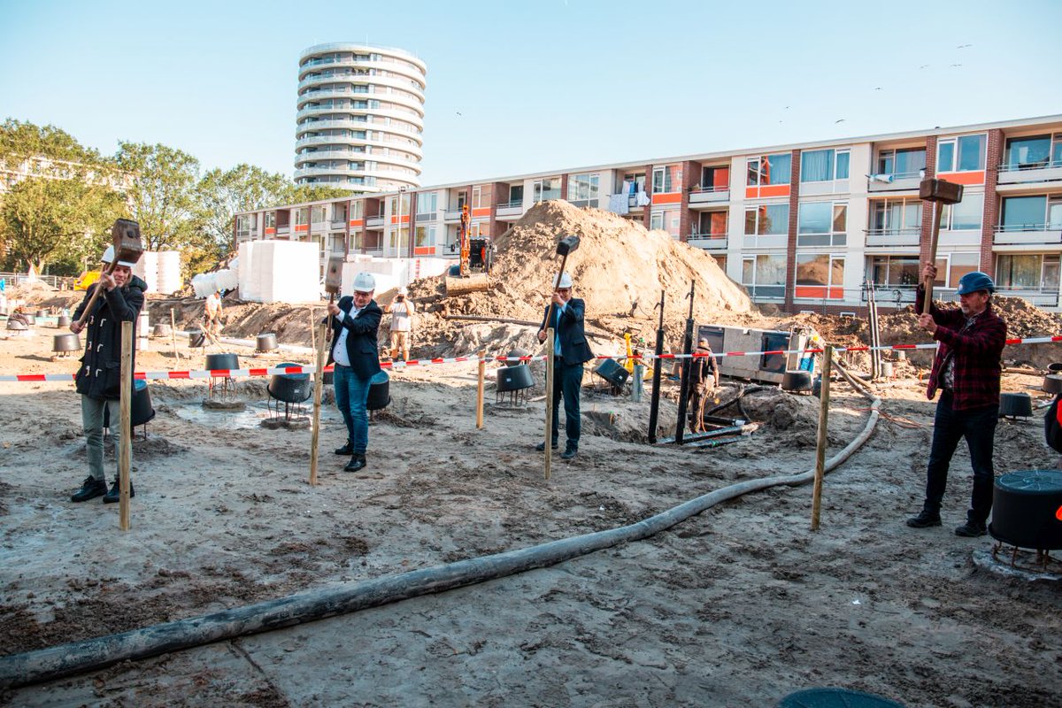 Even met z'n allen de handen uit de mouwen en dan zitten die eerste palen er goed in! Op deze plek in Selwerd komen 94 nieuwe appartementen en eengezinswoningen in de sociale- en middenhuur én ze zijn ook levensloopbestendig!