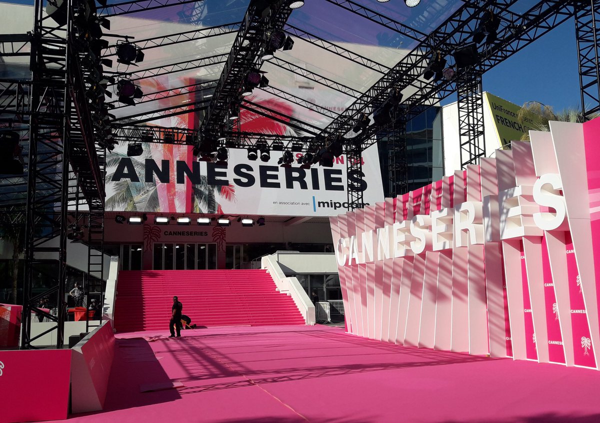 RadioMonacoFM's tweet photo. On s'active sur le tapis rose de @CANNESERIES ! Et nous on vous prépare une belle émission spéciale... 
#CANNESERIES #Cannes #series 
#validé #festival #croisette #pinkcarpet #RadioMonaco @canalplus https://t.co/Mh4RctHMBr