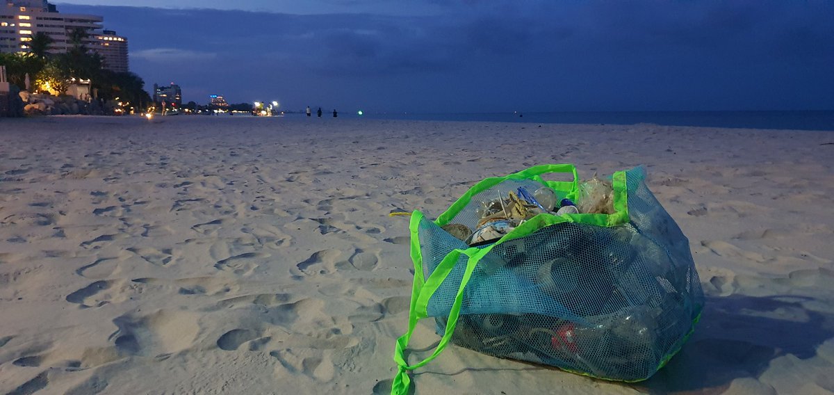 LifeOutLoud_LOL's tweet photo. DAY 17
#HUAHIN beach

20kg Beach Rubbish
Lighters, glass bottles, tons of plastic bags, straws, PET bottles, caps, fishing lines, ropes, ribbons, snack packets, cigarette butts

@prachuap_tat @AmazingThailand https://t.co/4fPKVbhRsi