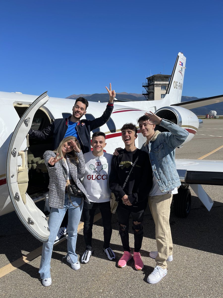 TheGrefg's tweet photo. Red Bull nos ha dado literalmente alas para ir a Madrid, una sorpresa demasiado espectacular 🙏🏻

Gemita y yo ya lo sabíamos pero tenéis que ver las caras de Ampeter, Agus y Vicens cuando han visto el avión.

Muchas ganas de que veáis el vídeo en YouTube ❤️👀 https://t.co/C5z6udYgVB