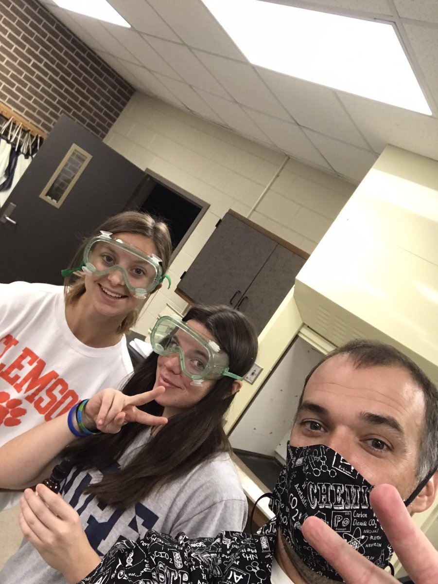 Hokiesambo's tweet photo. Science selfies in the lab! https://t.co/MRARz6Wv3K