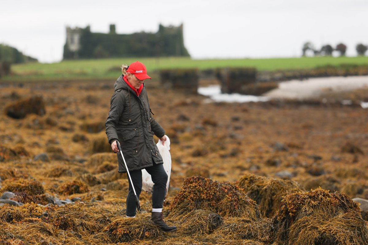 cocacolaie's tweet image. At Coca-Cola, we have a vision for a #WorldWithoutWaste. To help make this vision a reality, over 100 employees from across Coca-Cola yesterday took part in our annual #BigCleanUp. By taking to beaches across Ireland, they’ve helped to remove litter along the shoreline.