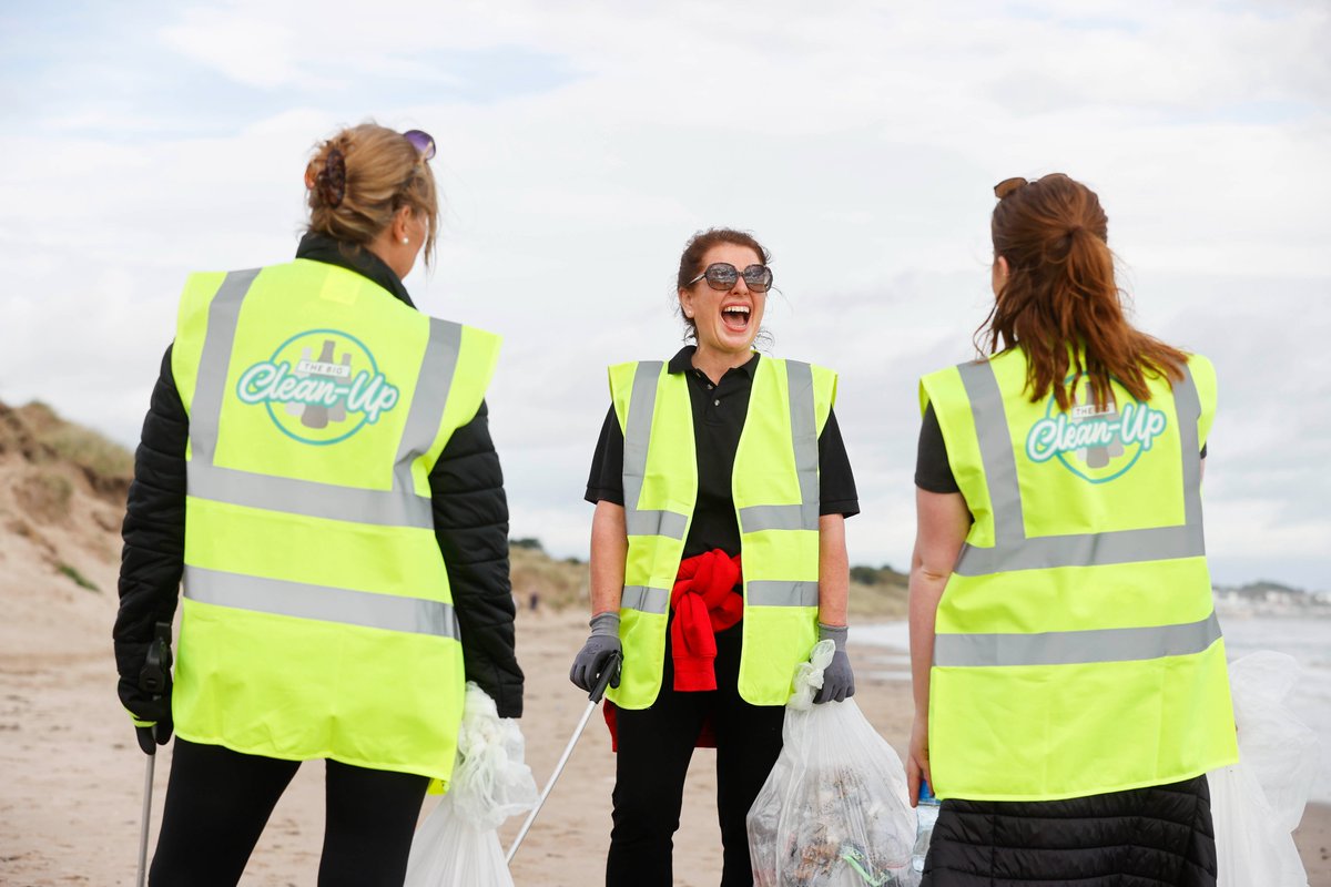 cocacolaie's tweet image. At Coca-Cola, we have a vision for a #WorldWithoutWaste. To help make this vision a reality, over 100 employees from across Coca-Cola yesterday took part in our annual #BigCleanUp. By taking to beaches across Ireland, they’ve helped to remove litter along the shoreline.