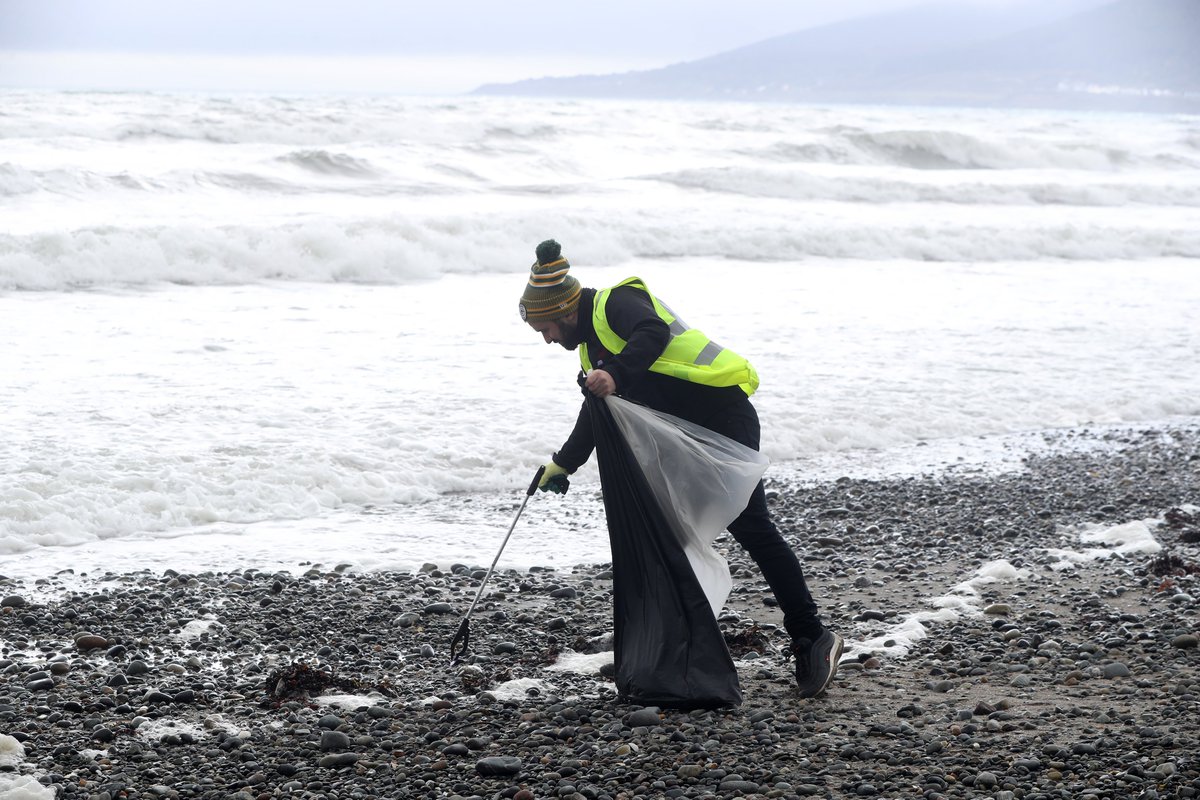 cocacolaie's tweet image. At Coca-Cola, we have a vision for a #WorldWithoutWaste. To help make this vision a reality, over 100 employees from across Coca-Cola yesterday took part in our annual #BigCleanUp. By taking to beaches across Ireland, they’ve helped to remove litter along the shoreline.