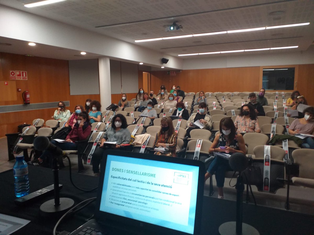 xapsllb's tweet photo. Ahir la #XAPSLL ens vam reunir per consensuar les linies estratègiques a seguir pels proxims dos anys. "Dones i sensellarisme" es la primera de 4 jornades tècniques; les següents son "abordatge de l'emergència", "migracions i joves" i "salut mental i addicions". #sensellarisme https://t.co/jpAGljAkyM