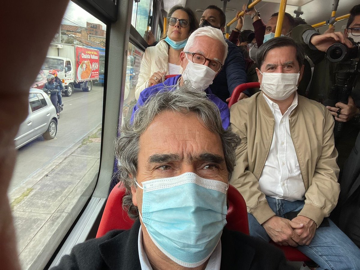 Primera vez que van en <a href="/TransMilenio/">TransMilenio</a>, el bus lleno de guardaespaldas. Señoras embarazadas y personas de edad de pie colgadas, mientras ellos cómodamente se toman "selfies" para mostrar en redes su "hazaña" de hacer un recorrido en transporte público 😠 <a href="/Melquisedec70/">Melquisedec Torres</a> <a href="/jcpastrana/">Juan Carlos Pastrana</a>