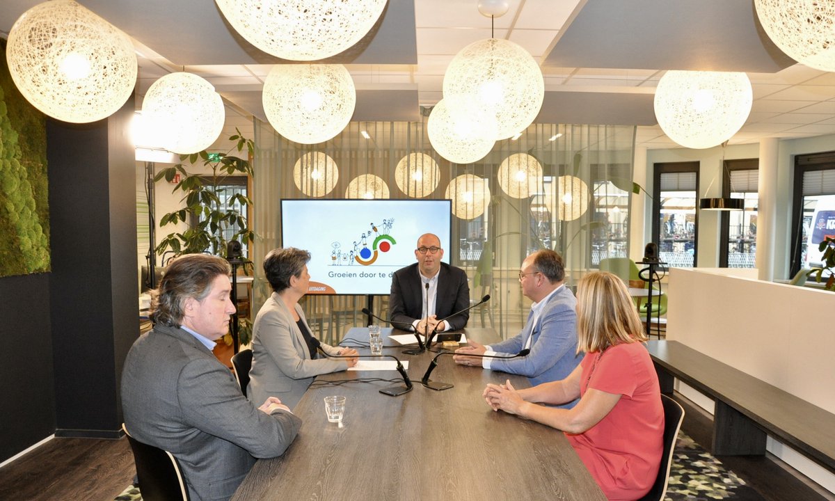 Op dinsdag 5 oktober was het online event ‘Groeien door te delen’. Bijna 100 aanwezigen werden geïnspireerd door interessante gastsprekers vanuit het bedrijfsleven over thema’s als #SROI en #armoede. 

👉 Heb je het gemist? Kijk de plenaire sessies terug nluitdaging.nl/terugblik-groe…