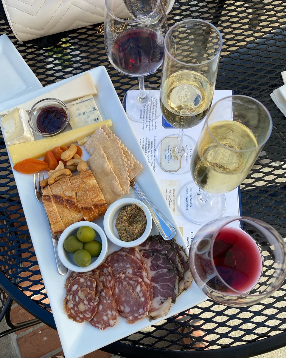 FoodieWineLover's tweet photo. Give me a Château and some sparkling wines, and I’ll show you my modeling skills. 😅Click here to read the caption and to see more photos 💃🏻🥂🍾 

https://t.co/tl19JANSbm

#spaklingwine #chateaustyle https://t.co/XZkV6k03TH