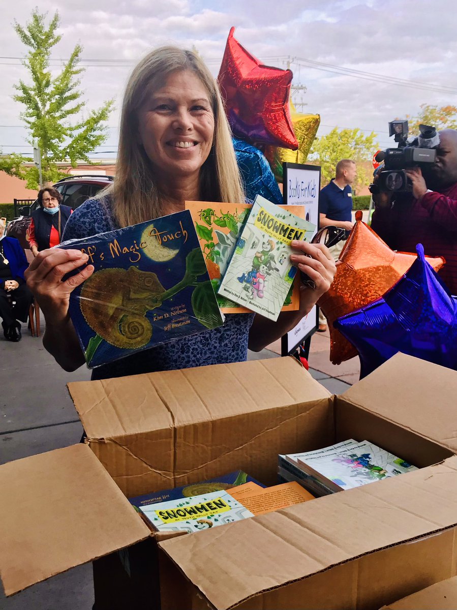 Cnossava's tweet photo. Thank you to local Author, Kim D. Nelson for donating 300 books to Books for Kids! #BeOn2 @WGRZ @buffalolibrary https://t.co/5YgnxfE5mJ