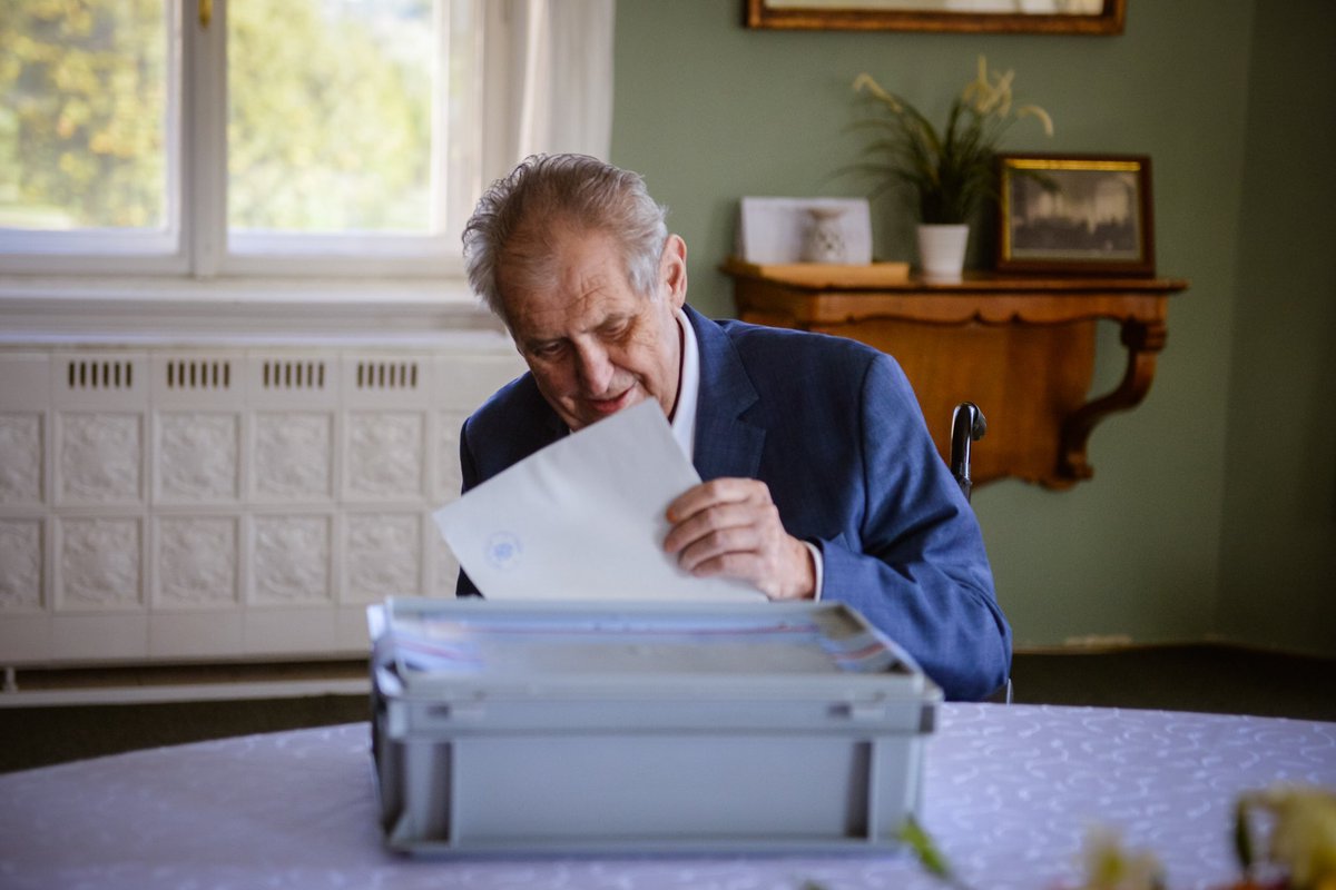 exPREZIDENTCR's tweet photo. Prezident republiky 🇨🇿 Miloš Zeman v pátek dne 8. října 2021 odvolil na zámku v Lánech ve volbách do Poslanecké sněmovny Parlamentu České republiky. https://t.co/lahSTB62D2