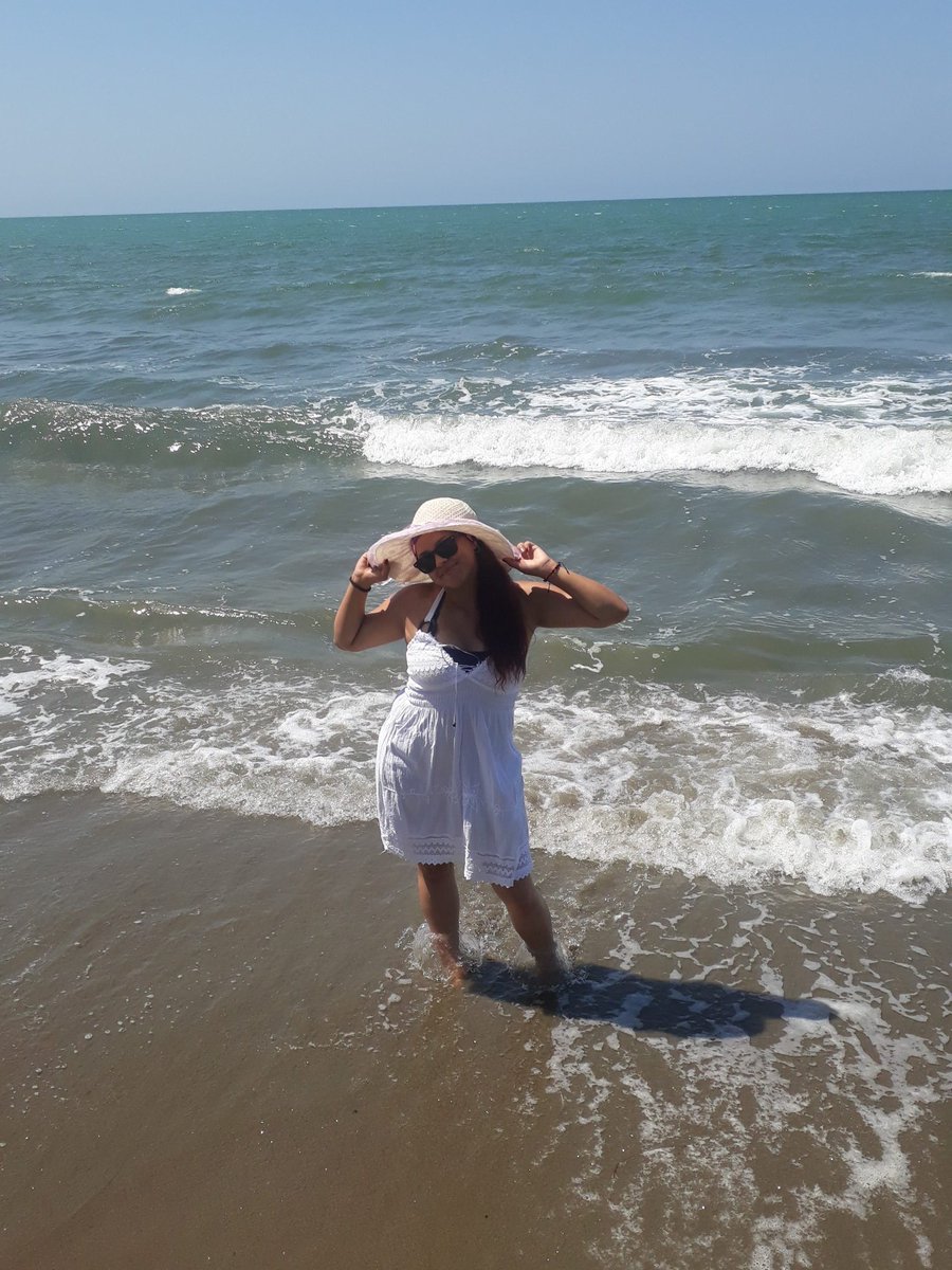 MissSahura's tweet photo. Si lo ves sube una foto en el mar https://t.co/U2LNzNorxK