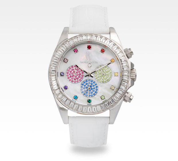 I quadranti della Collezione Rossella hanno dettagli unici:  le baguette in cristalli colorati, i quadranti in madreperla e il continuo ricamo di brillantini.