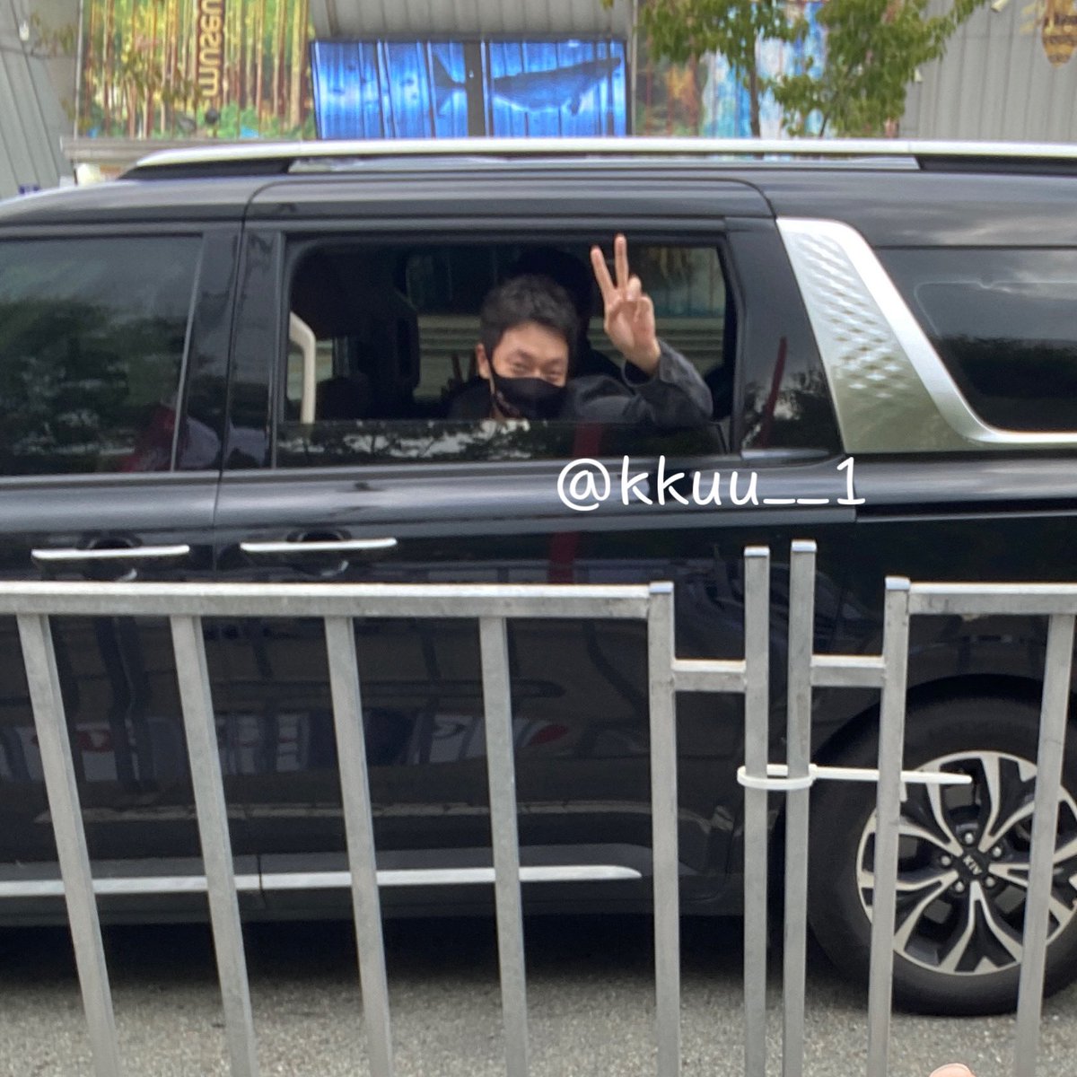 kkuu__1's tweet photo. 이렇게라도 같이 셀카찍어주심 안되냐고 여쭤봤더니 
바로 쁘이해주셨어요
#손석구 https://t.co/uItbnyxCni