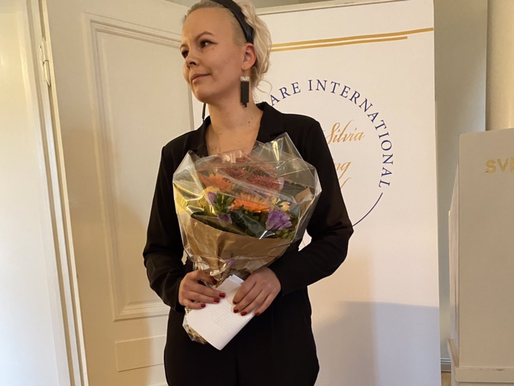 sveambassadorfi's tweet photo. Idag gratulerade vi sjuksköterskan Inka Häkkinen som är finska vinnaren av 2020 års #QueenSilviaNursingAward. Hennes volontärarbete med rådgivningstjänsten #FinnHELP för att bistå vårdpersonal att hantera stress och utmattning är mycket imponerande. #SwedishCareInternational https://t.co/2TsqrQwx2h
