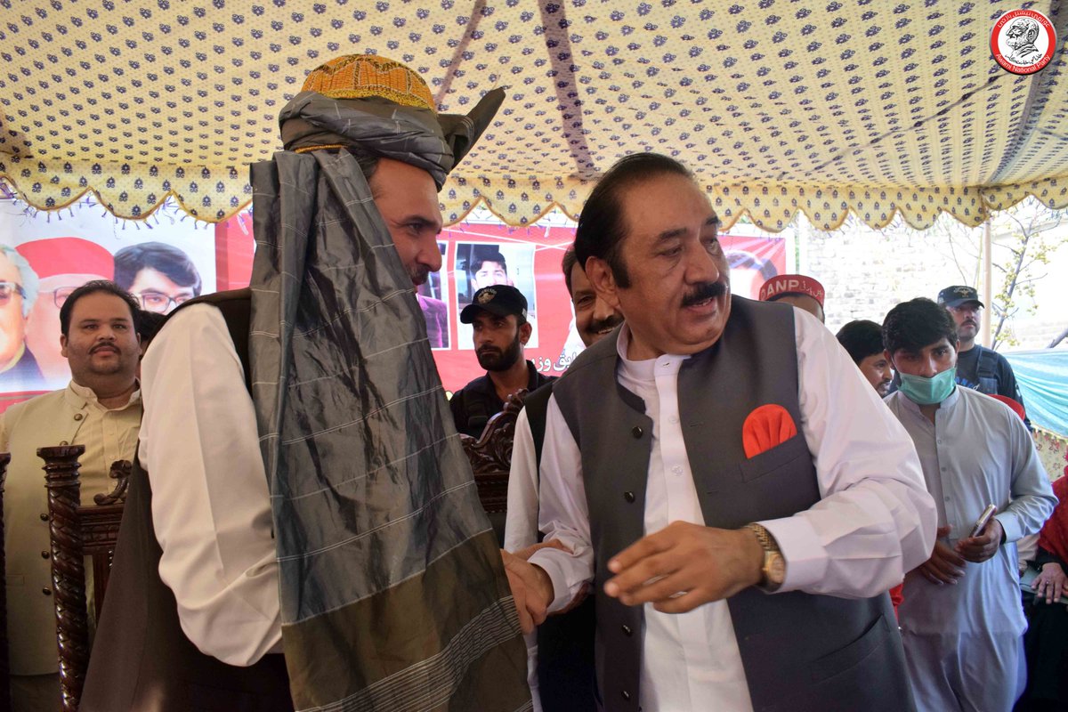 ANPMarkaz's tweet photo. پی کے 67 پشاو ورکرز کنونشن۔ اے این پی رہنما ملک مغل مرکزی سینئر نائب صدر امیرحیدر خان ہوتی، صوبائی سینئر نائب صدر خوشدل خان اور ملک طارق اعوان کو روایتی پگڑی پہنارہے ہیں۔
#ANPPeshawar | #PK67 https://t.co/j7D4csof24