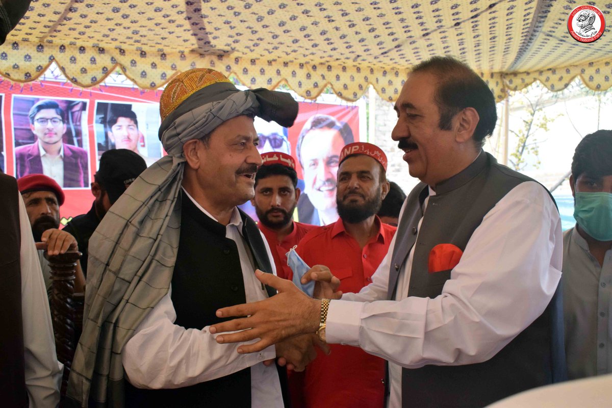 ANPMarkaz's tweet photo. پی کے 67 پشاو ورکرز کنونشن۔ اے این پی رہنما ملک مغل مرکزی سینئر نائب صدر امیرحیدر خان ہوتی، صوبائی سینئر نائب صدر خوشدل خان اور ملک طارق اعوان کو روایتی پگڑی پہنارہے ہیں۔
#ANPPeshawar | #PK67 https://t.co/j7D4csof24