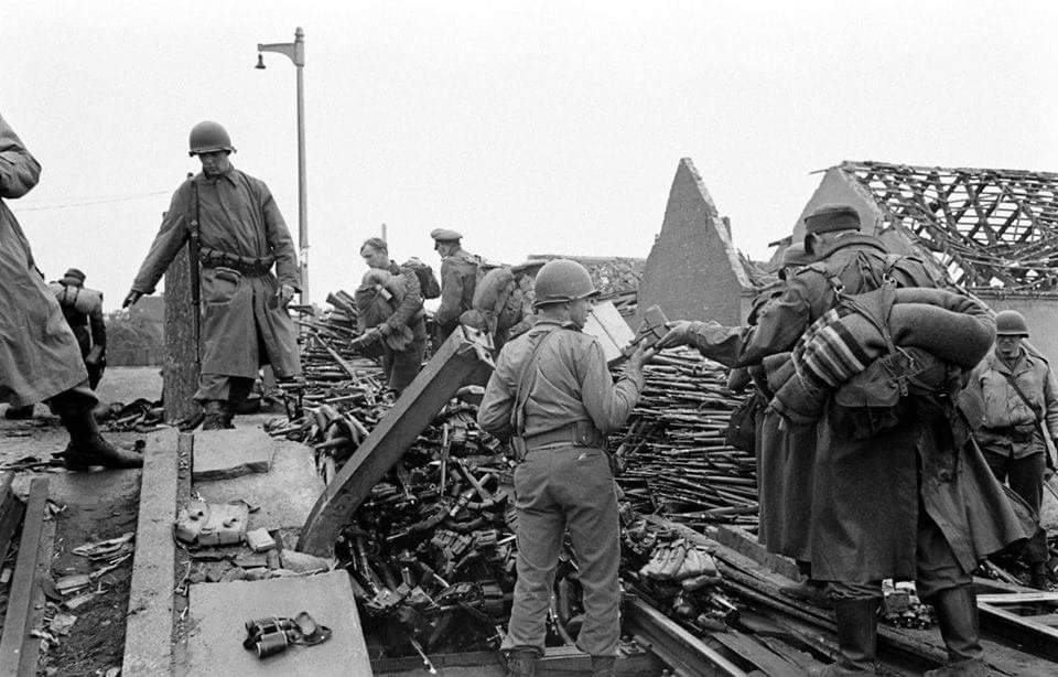 schmeisser44's tweet photo. 1945. American soldiers, German soldiers and their weapons.
StG44 and pouches for it are visible. https://t.co/4BIA7jFrFp