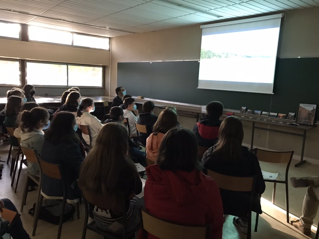 Science_Vaga's tweet photo. 🙌 Excelente journée au village des #sciences ! 🔬🧪👩🏻‍🔬🧬⚛️ À demain pour nos projections grand public !!
🎬#VoyageAutourDesSciences @FstNancy @Univ_Lorraine @FeteScience #FDS2021 https://t.co/wAFXTdtojQ