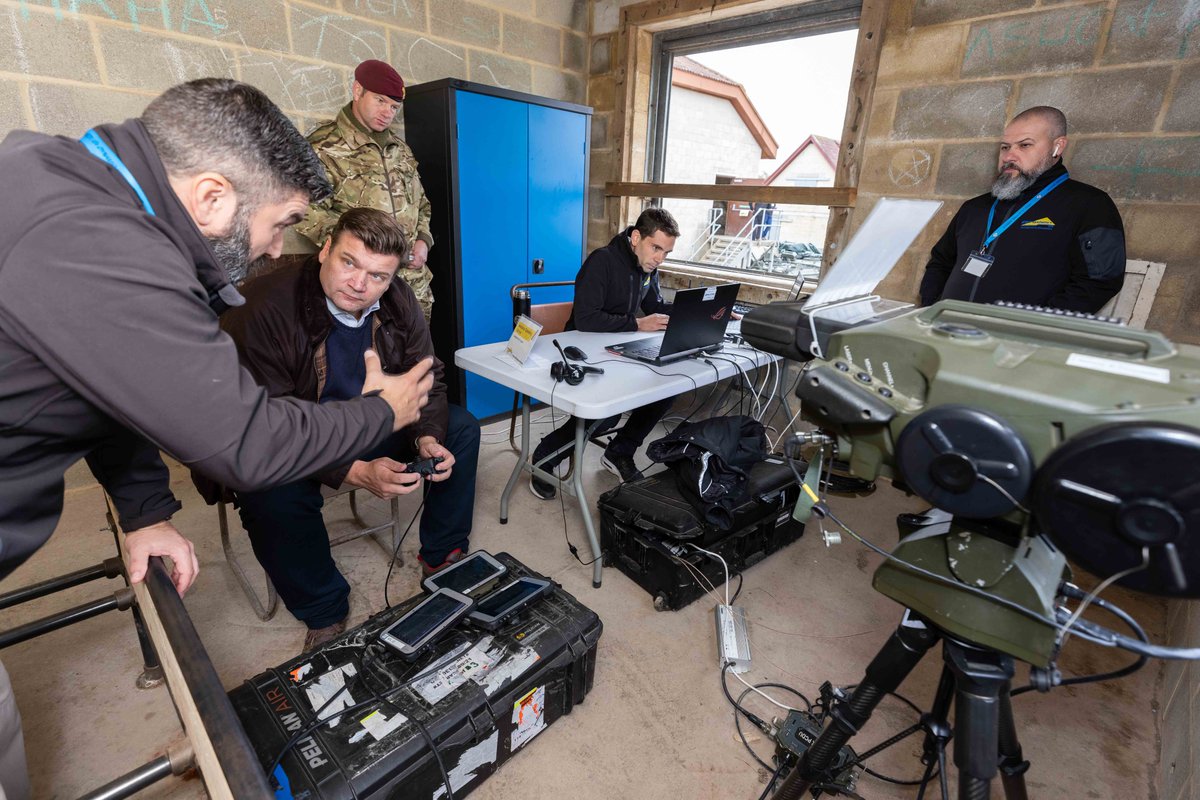 Minister for the Armed Forces James Heapey MP, visited <a href="/BritishAWE/">Army Warfighting Experiment</a> as they experimented with future innovative training solutions. 

He viewed augmented and virtual reality equipment soldiers will trial next week. 

Read more: army.mod.uk/news-and-event… 

 #Innovation #AWE21