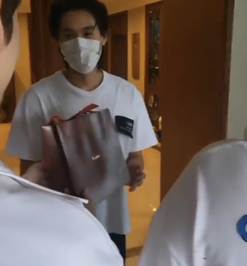 สายตาเจ้าของวันเกิดไม่มองเค้กเลย ไม่มองคาเทียร์ด้วย มองแต่คนถือ #คีมีโนโต๊ะ