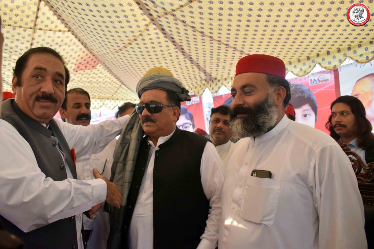 ANPOPeshawar's tweet photo. پی کے 67 پشاو ورکرز کنونشن۔ اے این پی رہنما ملک مغل مرکزی سینئر نائب صدر امیرحیدر خان ہوتی، صوبائی سینئر نائب صدر خوشدل خان اور ملک طارق اعوان کو روایتی پگڑی پہنارہے ہیں۔
#ANPPeshawar | #PK67 https://t.co/OFzzQddPC7