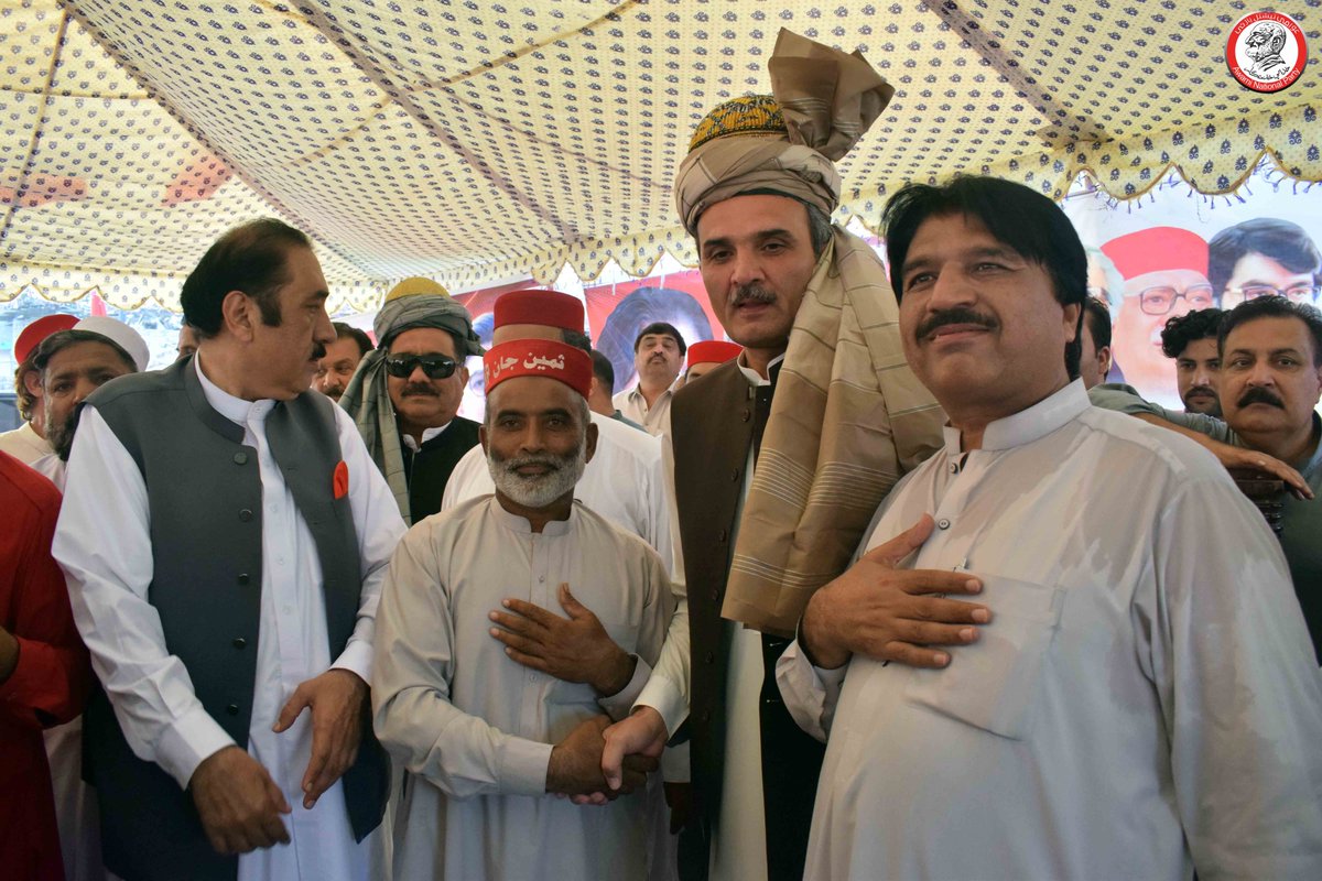 ANPOPeshawar's tweet photo. پی کے 67 پشاو ورکرز کنونشن۔ اے این پی رہنما ملک مغل مرکزی سینئر نائب صدر امیرحیدر خان ہوتی، صوبائی سینئر نائب صدر خوشدل خان اور ملک طارق اعوان کو روایتی پگڑی پہنارہے ہیں۔
#ANPPeshawar | #PK67 https://t.co/OFzzQddPC7