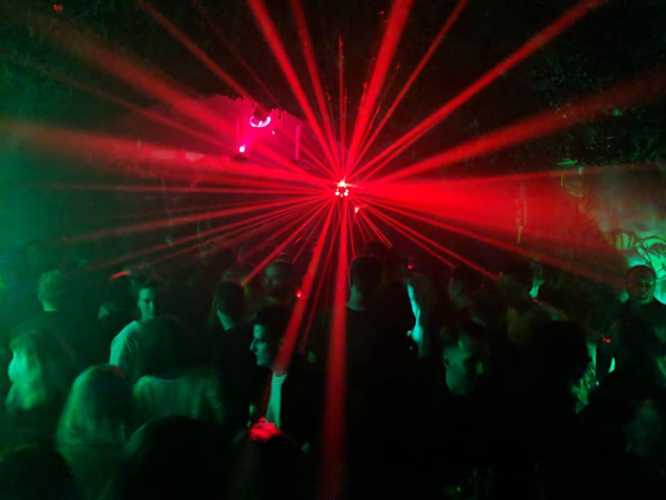 meridian_b's tweet photo. A basement and a red light ❤️
.
.
.
.
#ukmusic #nightlife #saturdaynight #clubnight #clubbing #idols #influences #musicartist #artistlife #acidhouse #clubnights #electronicmusic #electronicdancemusic #jackyourbody https://t.co/T9V3mv4M7c
