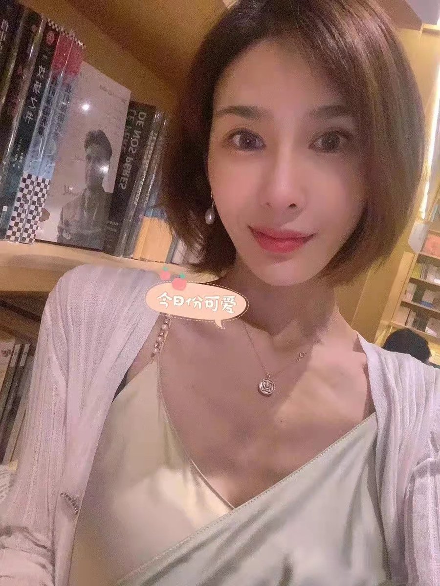 閻 盼 盼 曾 经 那 个 让 阿 宅 们 着 迷 的 女 神- 闫 盼 盼 漫 步 秋 名 山.