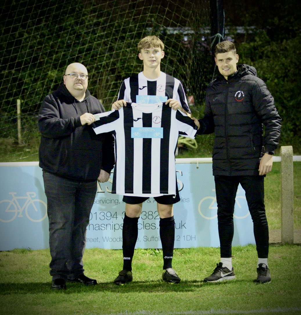 Many thanks to Kevin <a href="/HasnipsBikes/">Kevin Hasnip</a> 🚴🏼‍♂️ for sponsoring our U18s this season with Manager <a href="/mattmack30/">Matt Mackenzie</a>  and Captain Rory Willis👌👍🖤🤍❤️